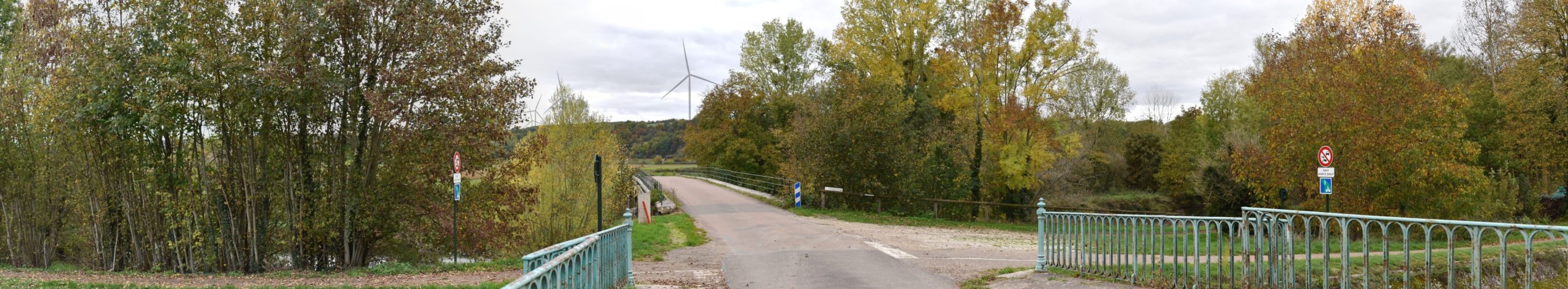 Canal de Bourgogne à Tronchoy (photomontage à 1,66 km de l'éolienne la plus proche)