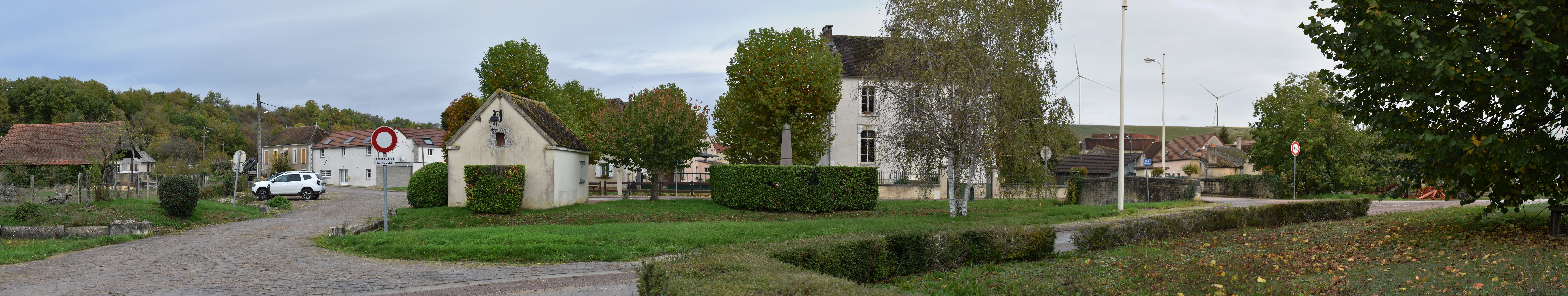 Vézannes - Coeur du village (photomontage à 1,4 km de l'éolienne la plus proche)